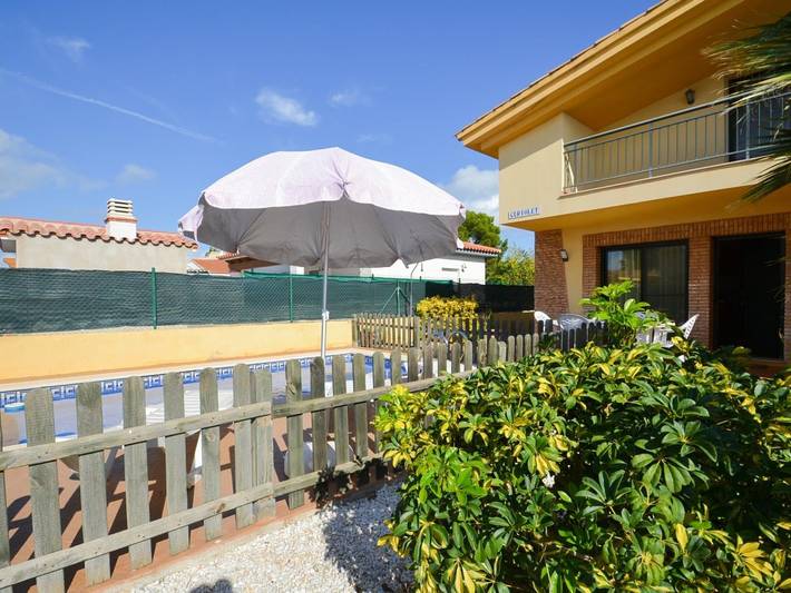 Location de vacances pour 6 personnes, avec jardin ainsi que terrasse et piscine à Riumar - 4