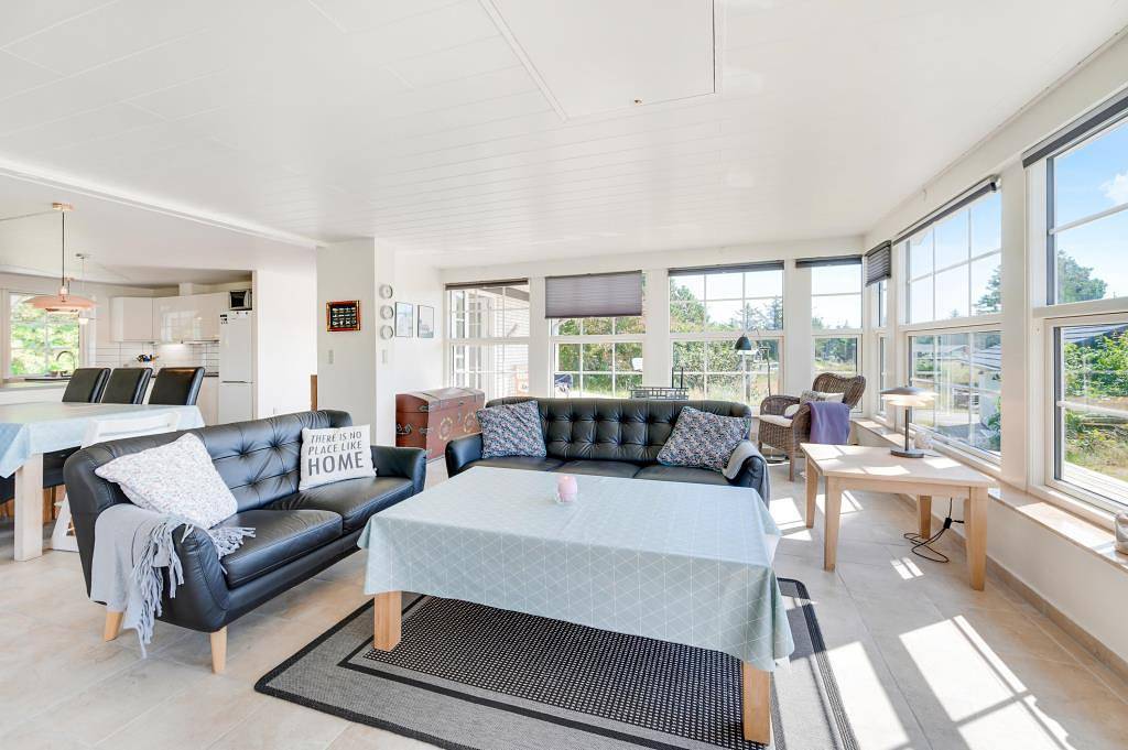 Gepflegtes Ferienhaus mit Sauna und Whirlpool in Vejers Strand in Vejers Strand, Varde