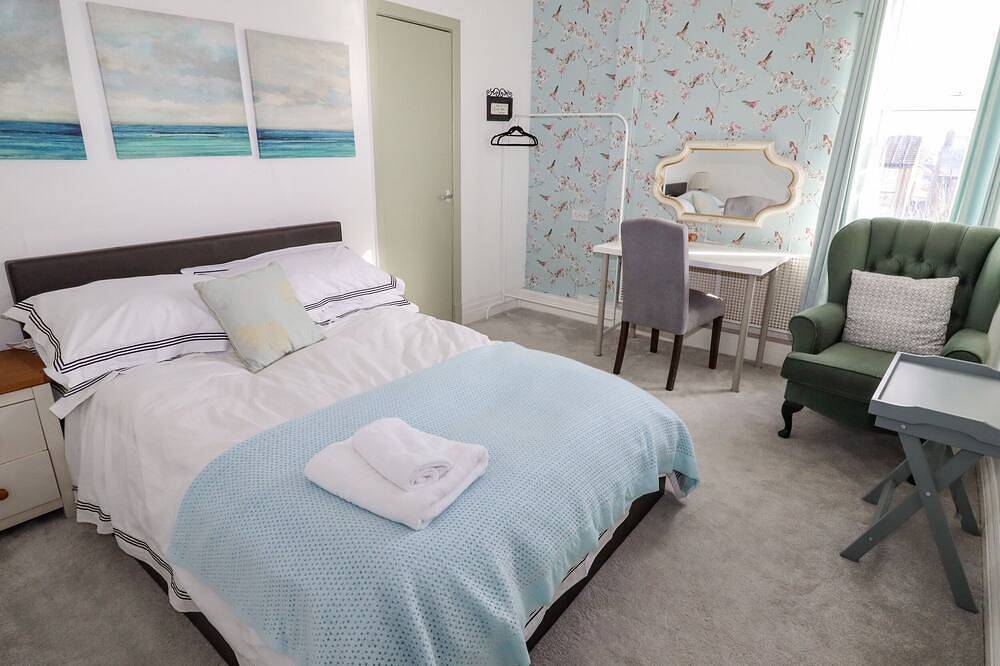 112 Balmoral Road, pet friendly, with a garden in Morecambe in Morecambe, Lancashire