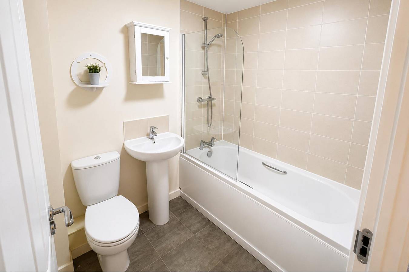 4 Bed House Sleeps 7 - Free Parking - Garden in Grand Manchester
