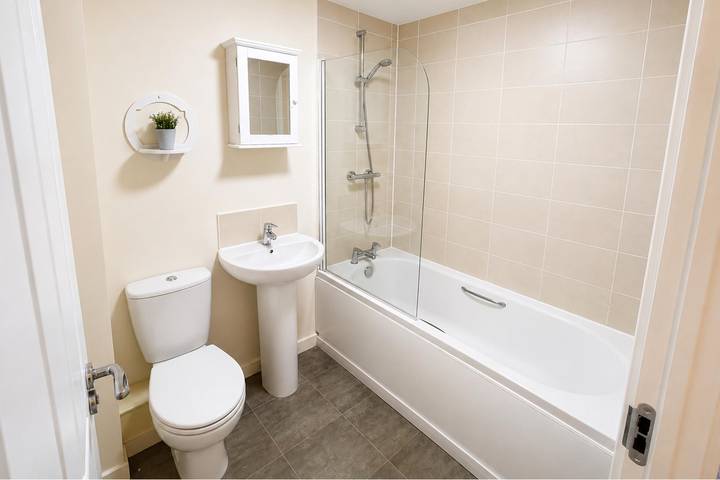 Salford Retreat - Spacious 4 Bedroom House near City Centre | Sleeps 7 in Greater Manchester