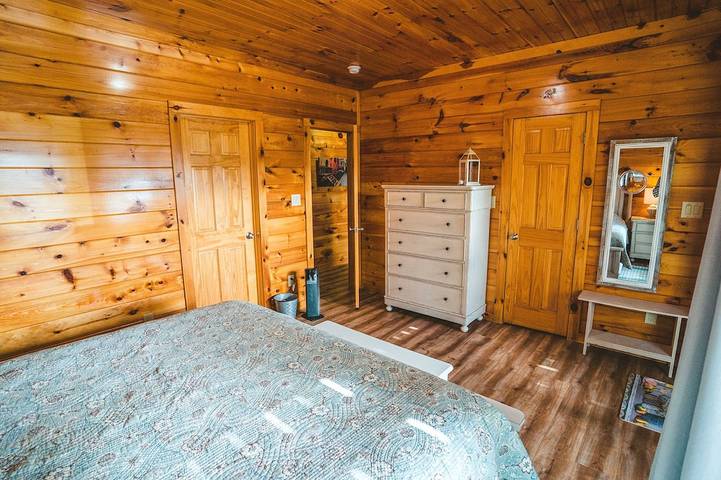 Vacation house for 8 people, with hot tub and balcony in Watauga Lake