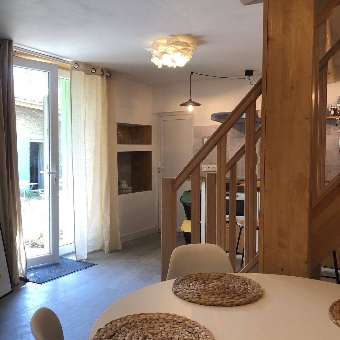 Gabaë, les Volets Verts. Gîte 4/5 personnes avec Piscine in Puyravault, Région de Rochefort