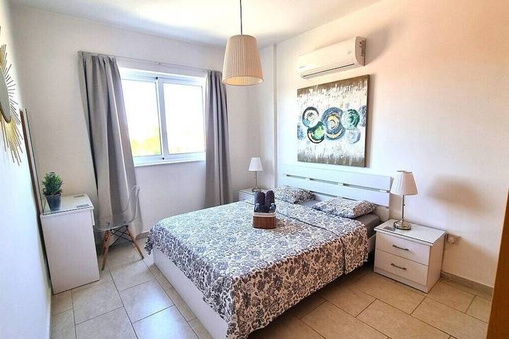 Apartamento entero, Beach Haven: 7-minute Walk to the Beach + Pool in Lárnaca, Distrito de Larnaca
