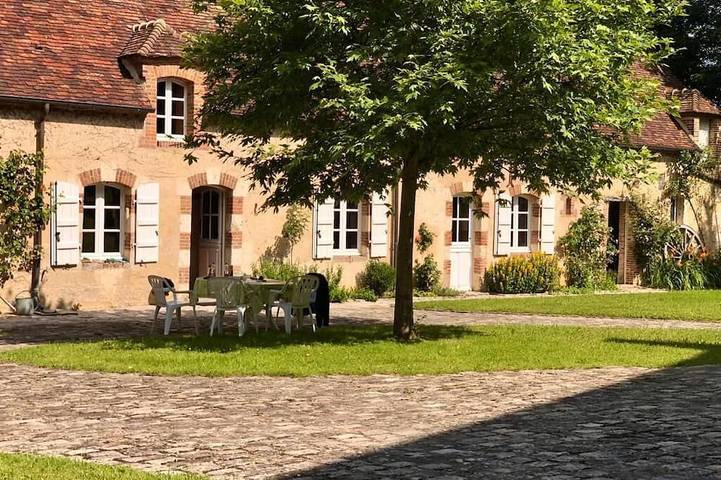 Gîte pour 14 personnes, avec jardin à Saint-Victor-de-Réno