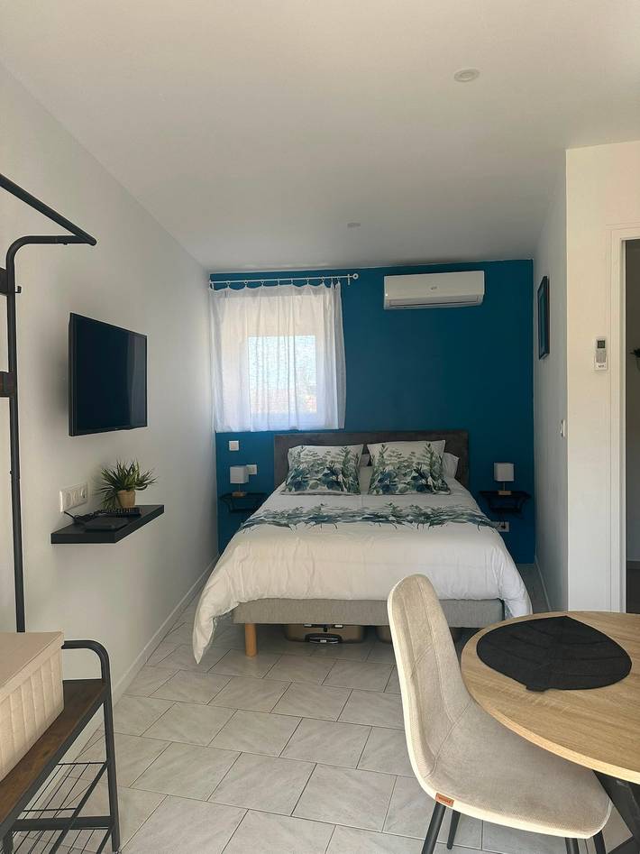 Entire studio, Studio Apartment 'Le Petit Nid' with Private Terrace, Wi-Fi and Air Conditioning in Carsac-de-Gurson, Périgord Pourpre