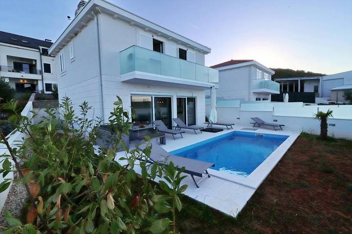 Villa pour 9 personnes, avec piscine et terrasse