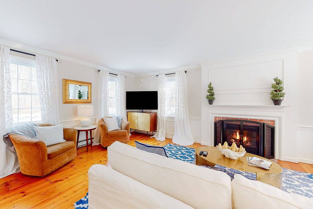 Idyllic Retreat near the Beach with Fast Wifi, Two Living Areas & Full Kitchen in Kennebunk, York County