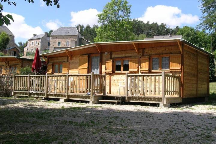 Location de vacances pour 6 personnes, avec Terrasse ainsi que Jardin et Piscine dans Saint-Just (Val-d'Arcomie)