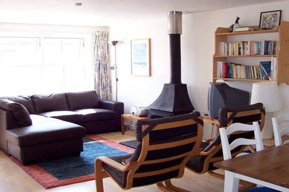 4 Harbour Mews Sleeps 6 (3 Bedrooms) in Sennen, Cornwall