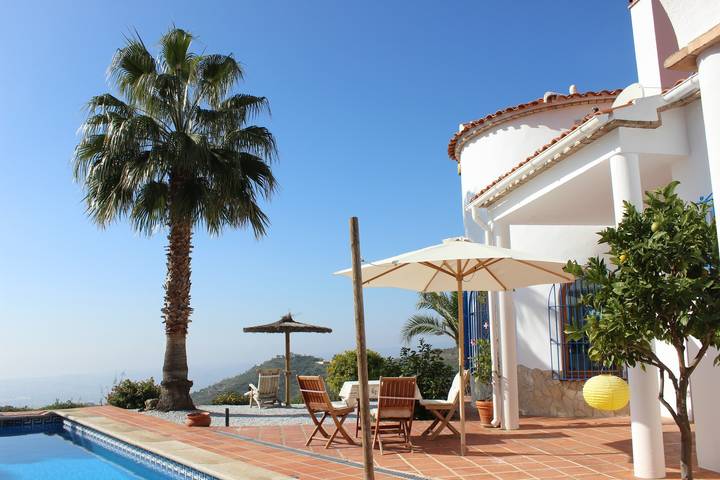 Ferienhaus 'Castillo Casarola' mit Meerblick, WLAN und Klimaanlage in Arenas, Costa del Sol