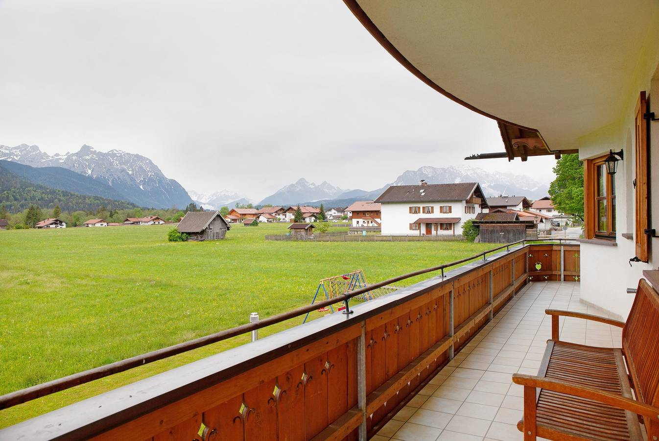 Ganze Wohnung, Ferienwohnung 'Landhaus Bergkulisse' mit Bergblick, Gemeinschaftsterrasse und Wlan in Wallgau, Walchensee