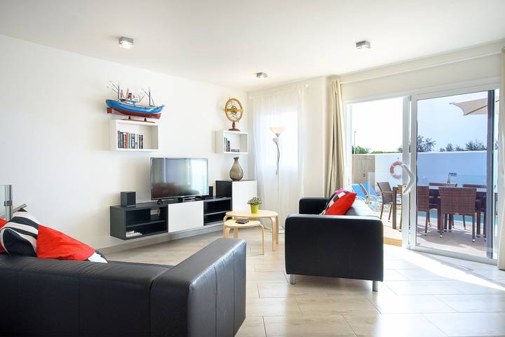 Moderna Villa Xana cerca de la playa con piscina, gran patio, aire acondicionado y Wi-Fi in Playa Blanca, Yaiza