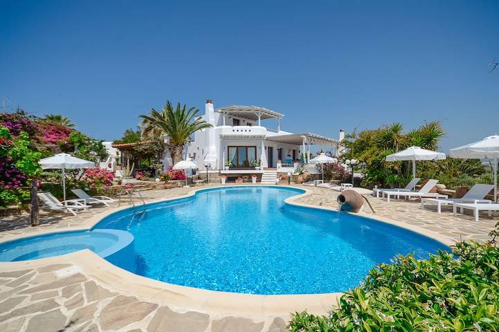 Villa for 10 people, with garden and hot tub in Naxos