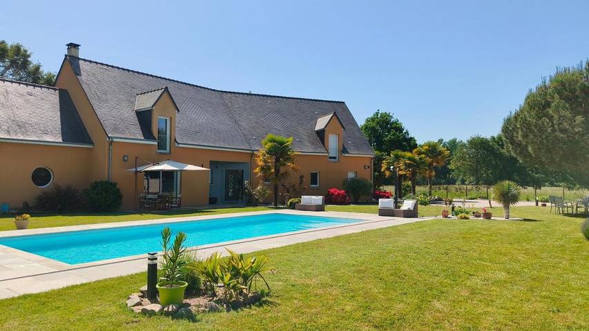 Location de vacances pour 4 personnes, avec Terrasse et Jardin ainsi que Piscine et Vue à Ruaudin