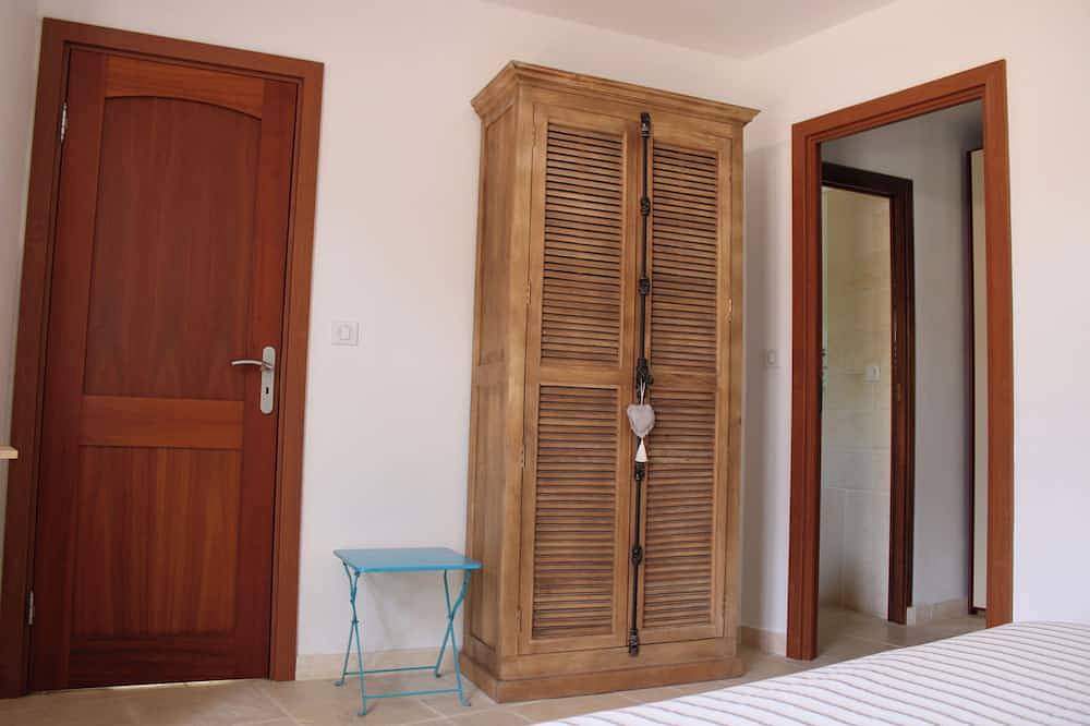Location suite avec salle de bain piscine terrasse jardin au calme in Flayosc, Région de Draguignan