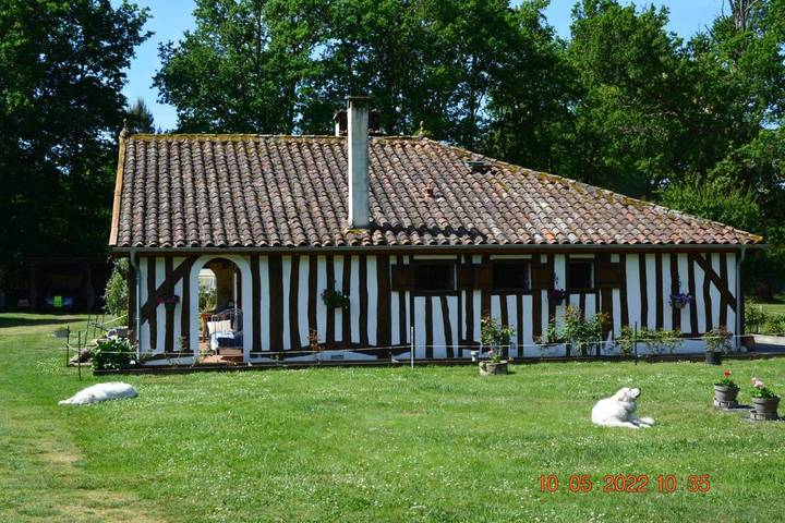 Location de vacances pour 3 personnes, avec Terrasse et Jardin ainsi que Piscine et Vue à Callen