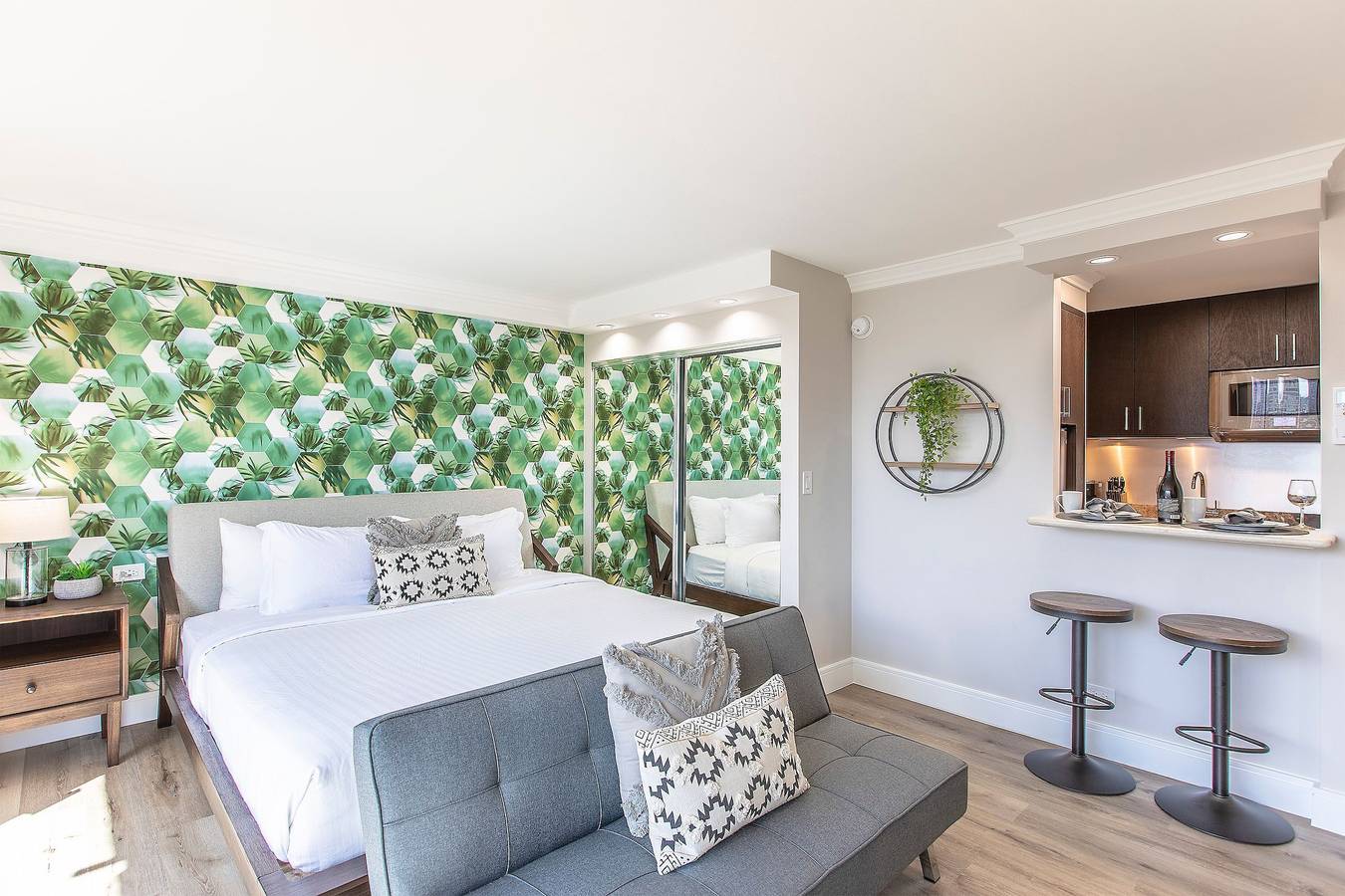 Entire apartment, Partial Ocean King Studio w/ Kitchenette, Ac &Pool in Waikiki Beach, Honolulu