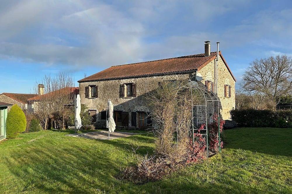 Rural vacation home with garden and 4 bedrooms in Thiat, Région de Bellac