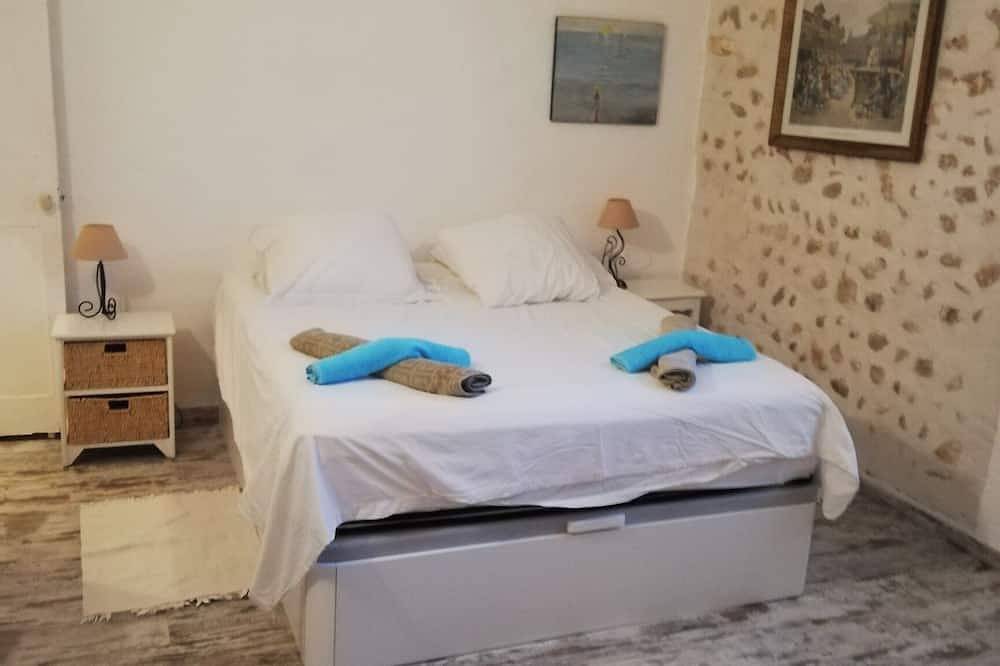 Small farmhouse with  Ac in the Alpilles, 15 mn  baux de Provence, 3mn  Mouries in Saint-Martin-de-Crau, Arles region