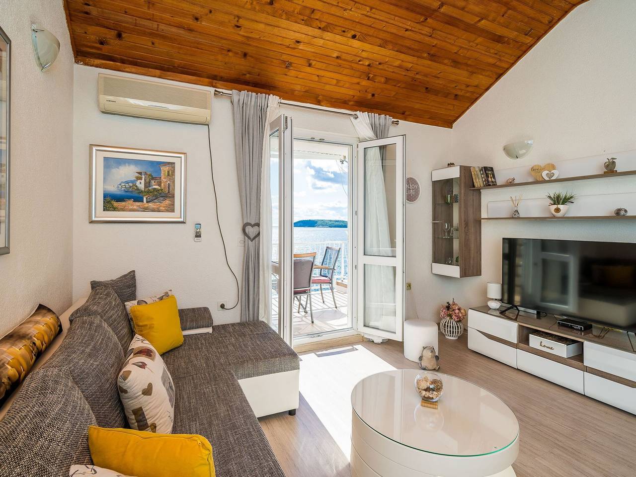 Geheel appartement, Indy's Beach Apartments -Two Bedroom Apartment with Balcony and Sea View in Zaton, Grad Dubrovnik