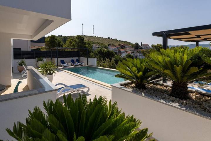 Ferienwohnung für 3 Personen, mit Seeblick und Garten sowie Ausblick und Pool, kinderfreundlich