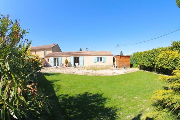 Location de vacances pour 3 personnes, avec Terrasse ainsi que Jardin et Vue à Sérignan-du-Comtat