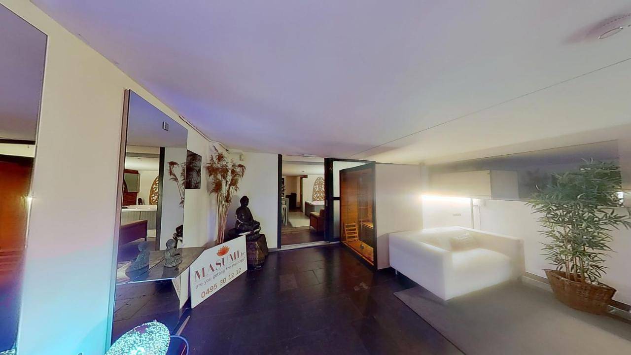 Apartamento entero, Masumi Spa Suite - Private Infrared Sauna and Jacuzzi - Antwerp Centre in Amberes, Región de Amberes
