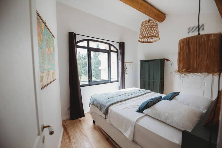 Chambre d’hôte pour 2 personnes, avec vue ainsi que jardin et piscine, adapté aux familles à Châteaurenard - 4