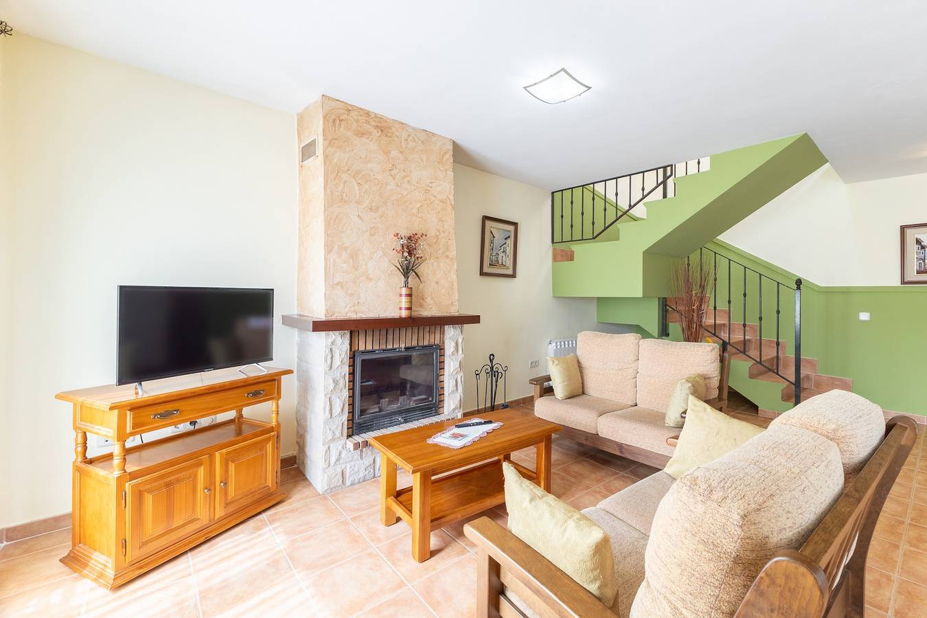 Apartamento entero, Apartamento 'La Casa De Dafne Almendro' con vistas a la montaña, terraza y jardín compartido in Estación de esquí de La Pinilla, Santo Tomé del Puerto
