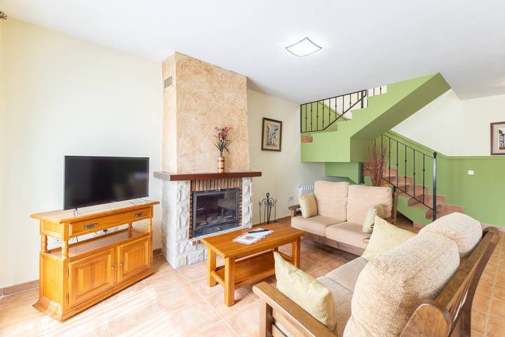 Apartamento entero, Apartamento 'La Casa De Dafne Almendro' con vistas a la montaña, terraza y jardín compartido in Estación de esquí de La Pinilla, Santo Tomé del Puerto