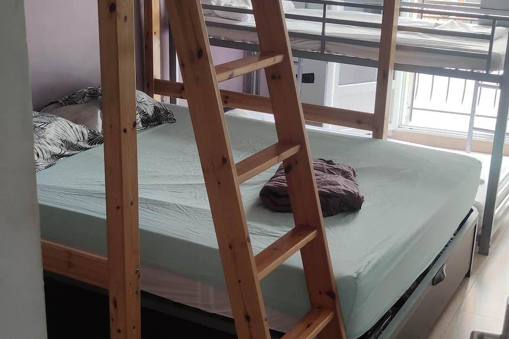 Entire apartment, 25-person apartment 10 minutes from Avignon, Bagnols sur Cèze, Marcoule, in Roquemaure, Nimes region