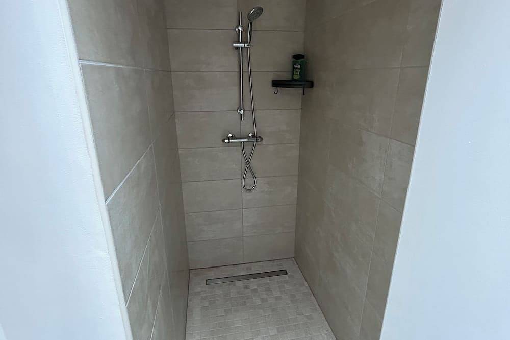 Entire apartment, Small 4 person self-catering apartment in Ledenon - Entire apartment in Lédenon, Nimes region