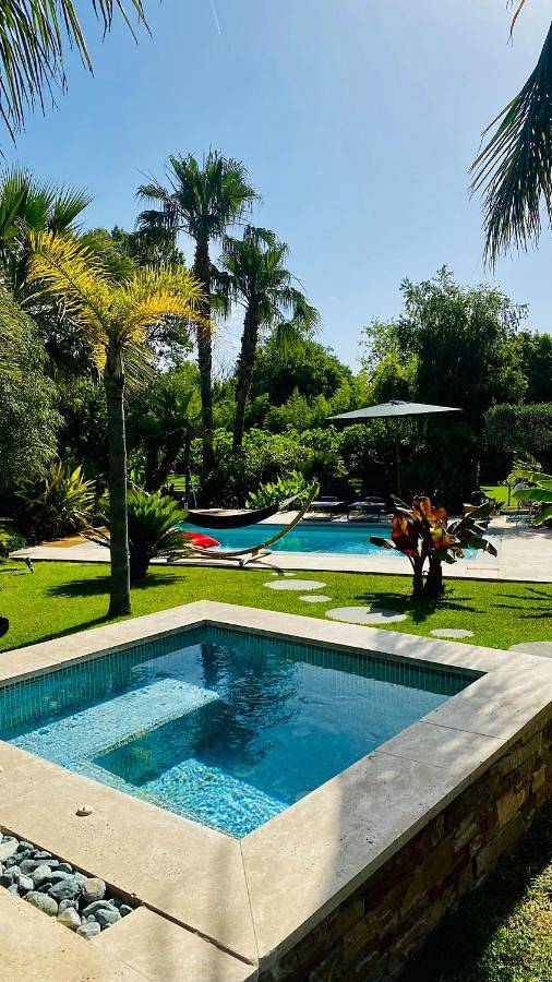 Appartement de vacances pour 2 personnes, avec Jacuzzi et Terrasse ainsi que Jardin et Piscine
