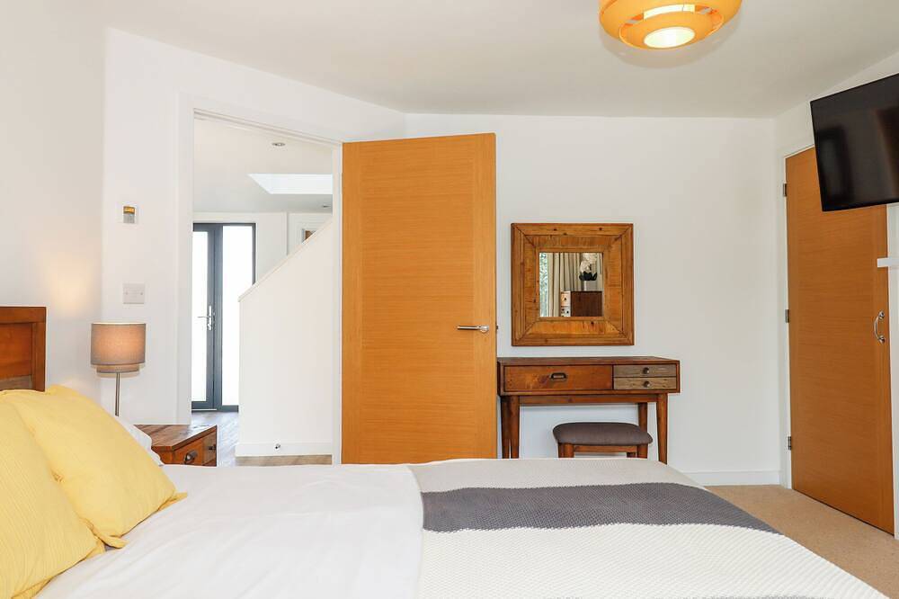 Pebble Ridge View, pet friendly, with hot tub in Westward Ho! in Westward Ho, Hartland Devon Heritage Coast