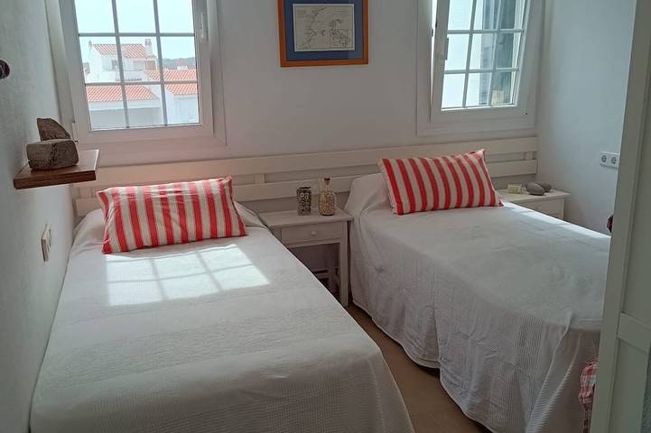 Fabulosa casa adosada de 170m2 en el centro de Fornells con piscina y jardín. in Fornells, Es Mercadal