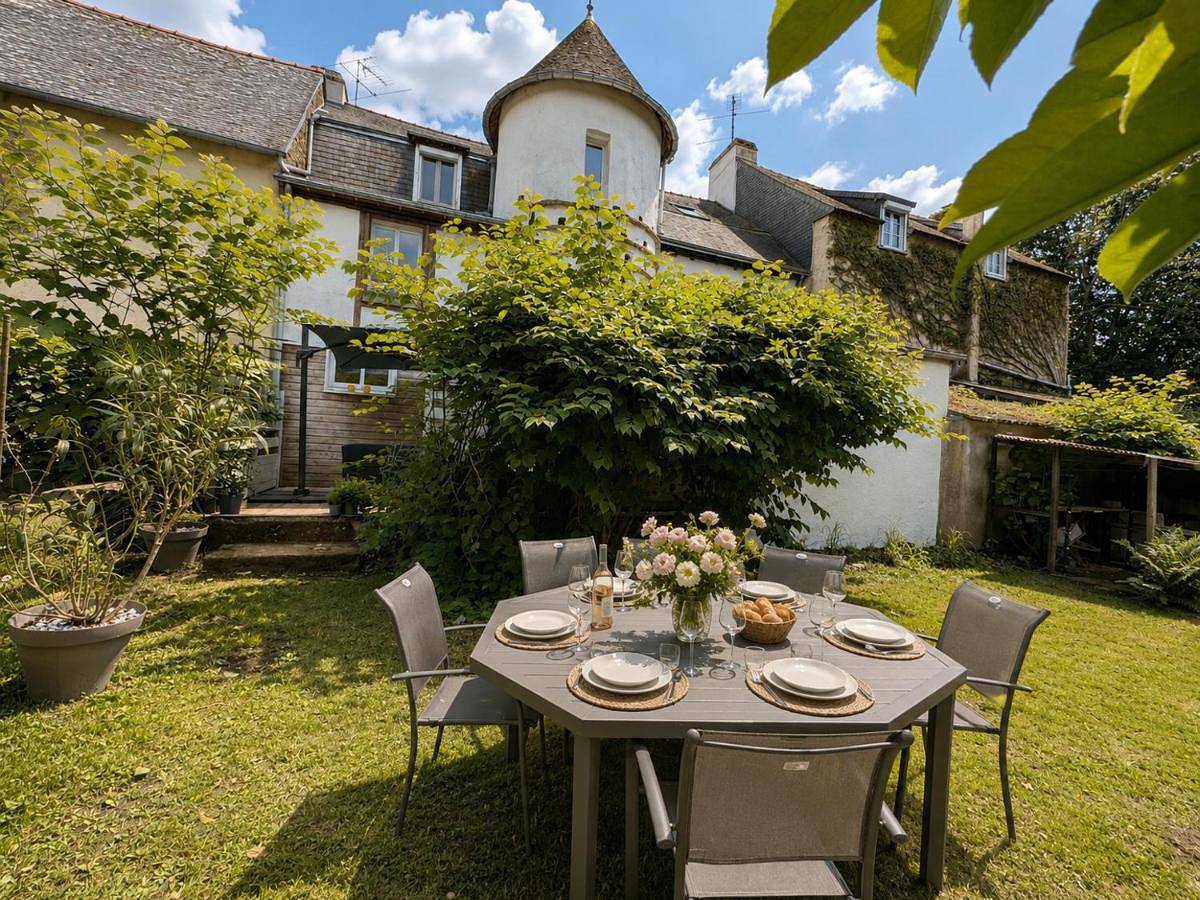 La Maison D'Alphonse, charmante, centre historique, 2-6 personnes, Terrasse & jardin, Accès rivière in Quimperlé, Région de Quimper