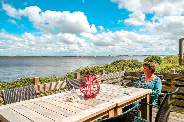 Ferienhaus für 6 Personen, mit Balkon/Terrasse und Garten sowie Sauna und Seeblick in Friesland - 2
