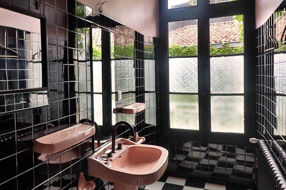 Chambre La 25 - salle d'eau privée in Montbron, Charente