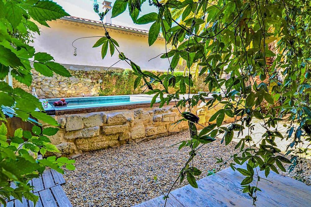 Entire apartment, Lovely apartment in Pujaut with Wifi in Pujaut, Nimes region