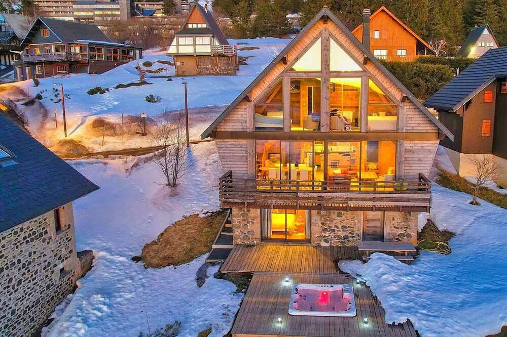 Chalet l'Anorak Super Besse, private spa, 10 pers, 4 bedrooms, Sancy view in Super Besse, Besse-et-Saint-Anastaise