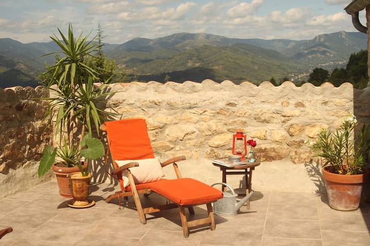 Location de vacances pour 5 personnes, avec Jacuzzi et Terrasse ainsi que Jardin et Piscine à Chirols