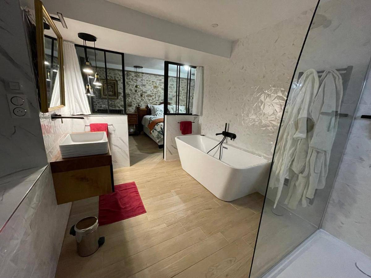 King Room with Pool View in Sainte-Geneviève-des-Bois, Essonne