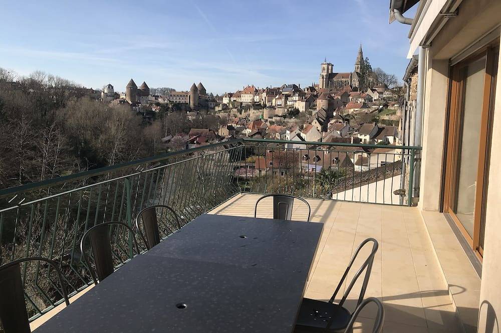 Gite du viaduc , meublé de tourisme 3 étoiles ,vue panoramique . in Semur-en-Auxois, Région de Montbard