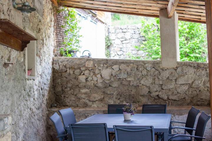 Location de vacances pour 8 personnes, avec terrasse ainsi que vue et jardin à Ponet-et-Saint-Auban - 3