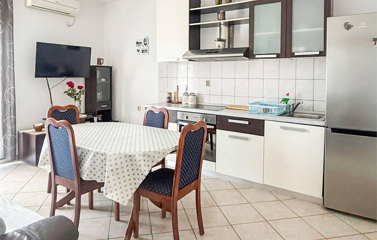 Ganze Ferienwohnung, Apartment am Meer mit Terrasse, WLAN und Parkplatz in Necujam in Necujam, Solta