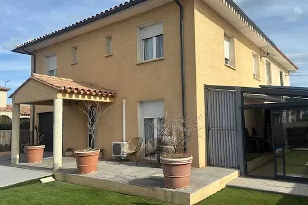 Homerez - Spacious Villa in Claira with Private Pool in Claira, Côte d'Améthyste