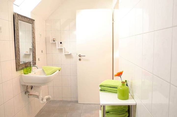 Ganze Wohnung, Großes Apartment (50m²), bis 4 Pers., ruhig, citynah, Süd-Balkon, Parkplätze in Niestetal, Landkreis Kassel