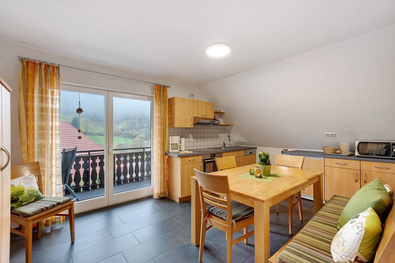 Ganze Wohnung, Ferienwohnung Sonnenblume" mit Bergblick, privater Terrasse und Wi-Fi in Elzach, Mittlerer Schwarzwald