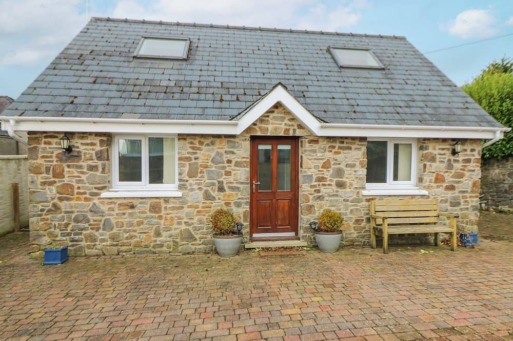 Trevone, pet friendly, country holiday cottage in Goodwick in Goodwick, Pembrokeshire